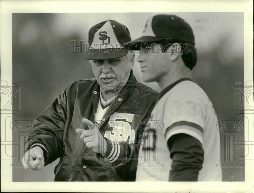 Press Photo San Diego Manager giving instruction to his player - lry13855