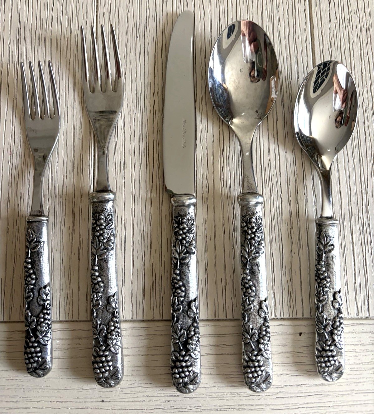 RARE NOS Grapes by EME Flatware (44) Pieces 2016, Made In Italy, 18/10