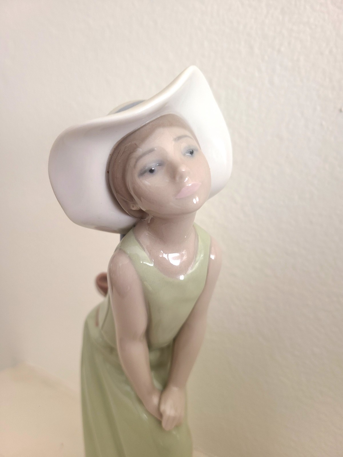 Lladro Curious Girl with Straw Hat (Vintage) #5009