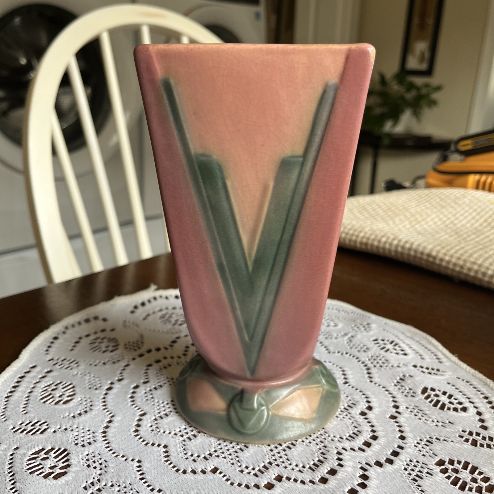 ANTIQUE USA ART DECO c. 1928 ROSEVILLE FUTURA POTTERY VICTORY FLOWER VASE Rare