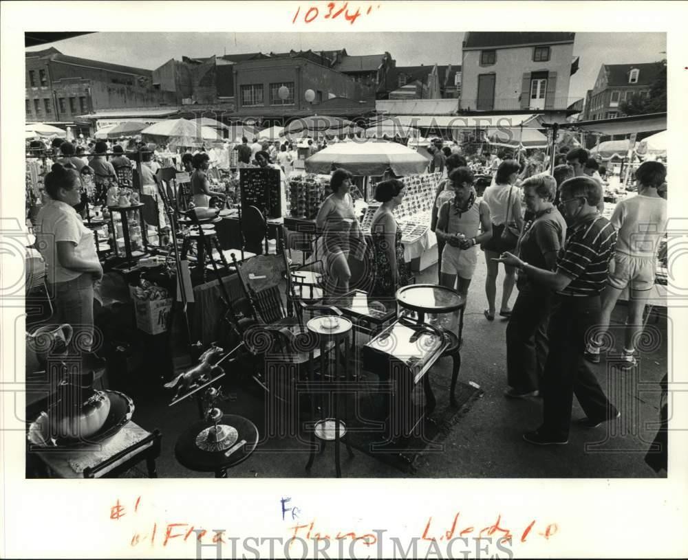 1983 Press Photo French Quarter Flea Market merchants, wares and patrons