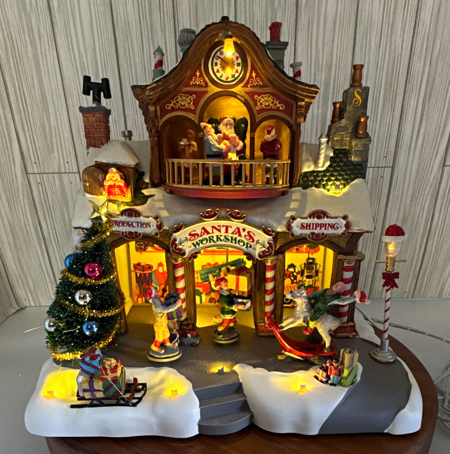Lemax Carole Towne Santa's Workshop 2014 Lighted Animated Musical Village