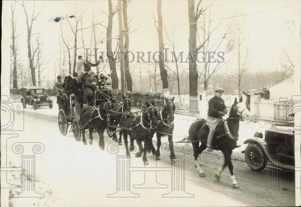 1927 Press Photo Irving Hanson and friends ride tallyho on snowy New York street