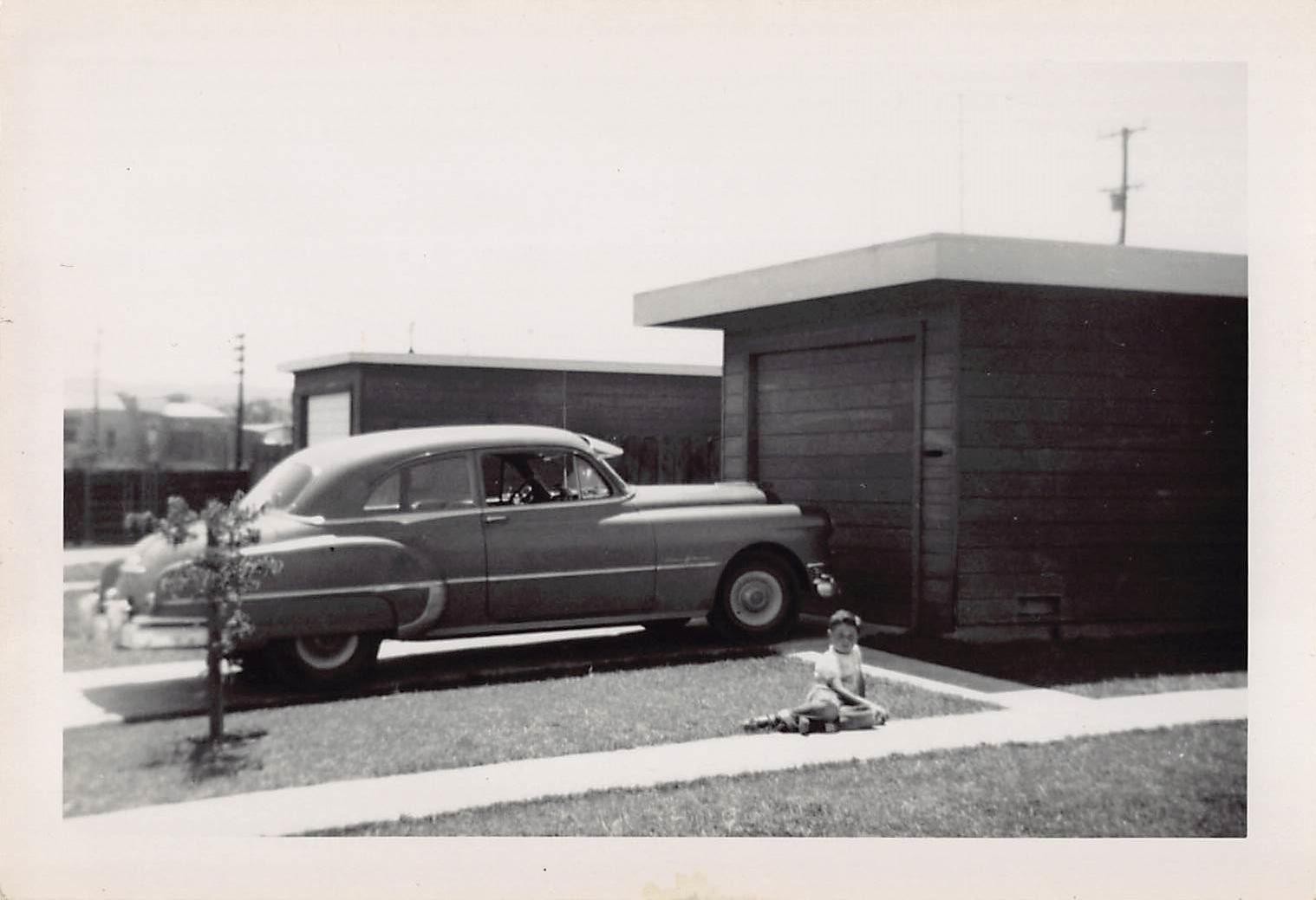 1949 Pontiac Chieftan Two Door 1940s Photo Fender Skirt Profile Driveway Boy