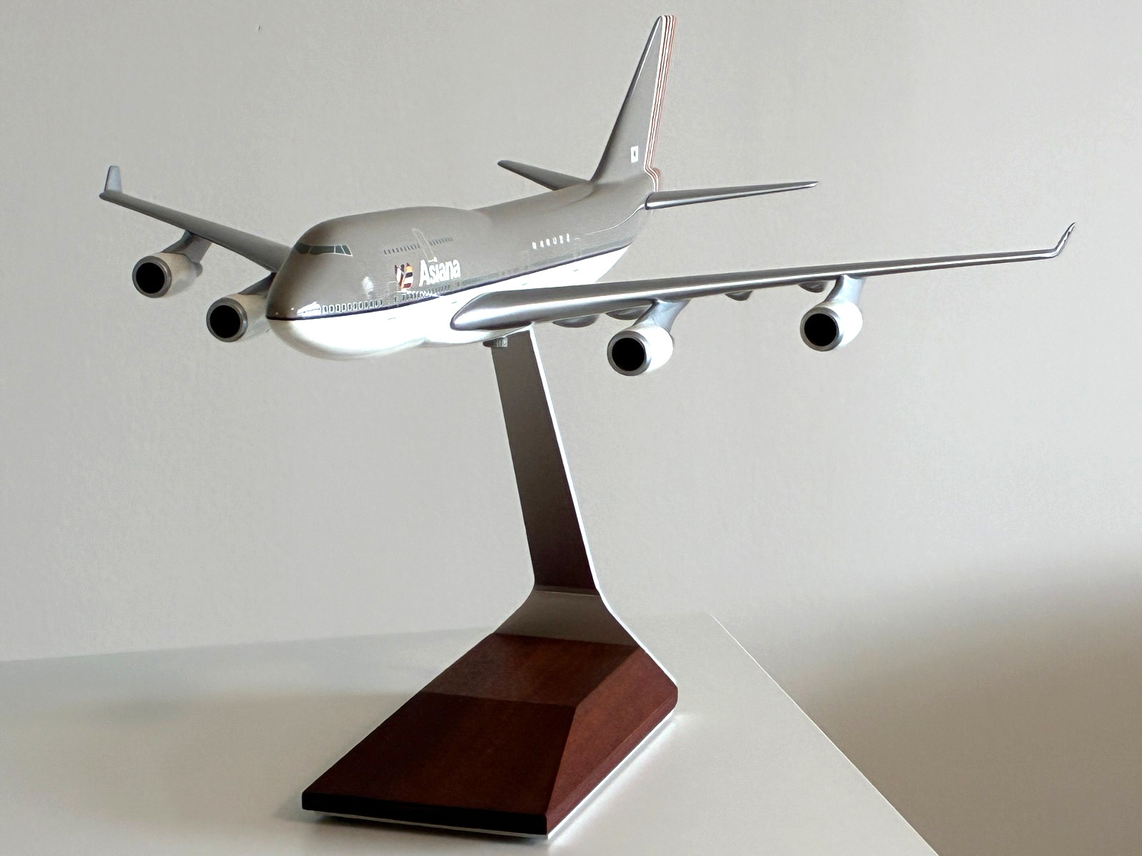 Rare Vintage Space Models London Asiana Airlines Boeing 747-400 (1/200 Scale) 