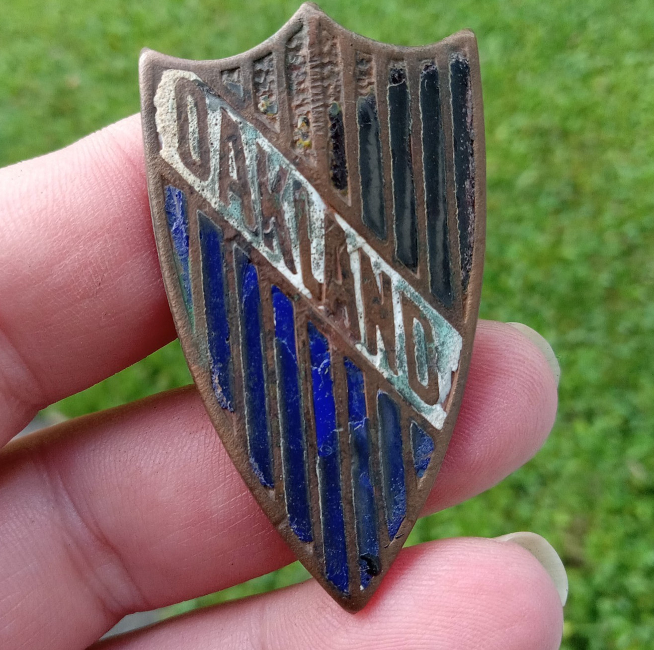 Original OEM 1929-1931 OAKLAND Enamel Brass Radiator Grille Emblem Badge