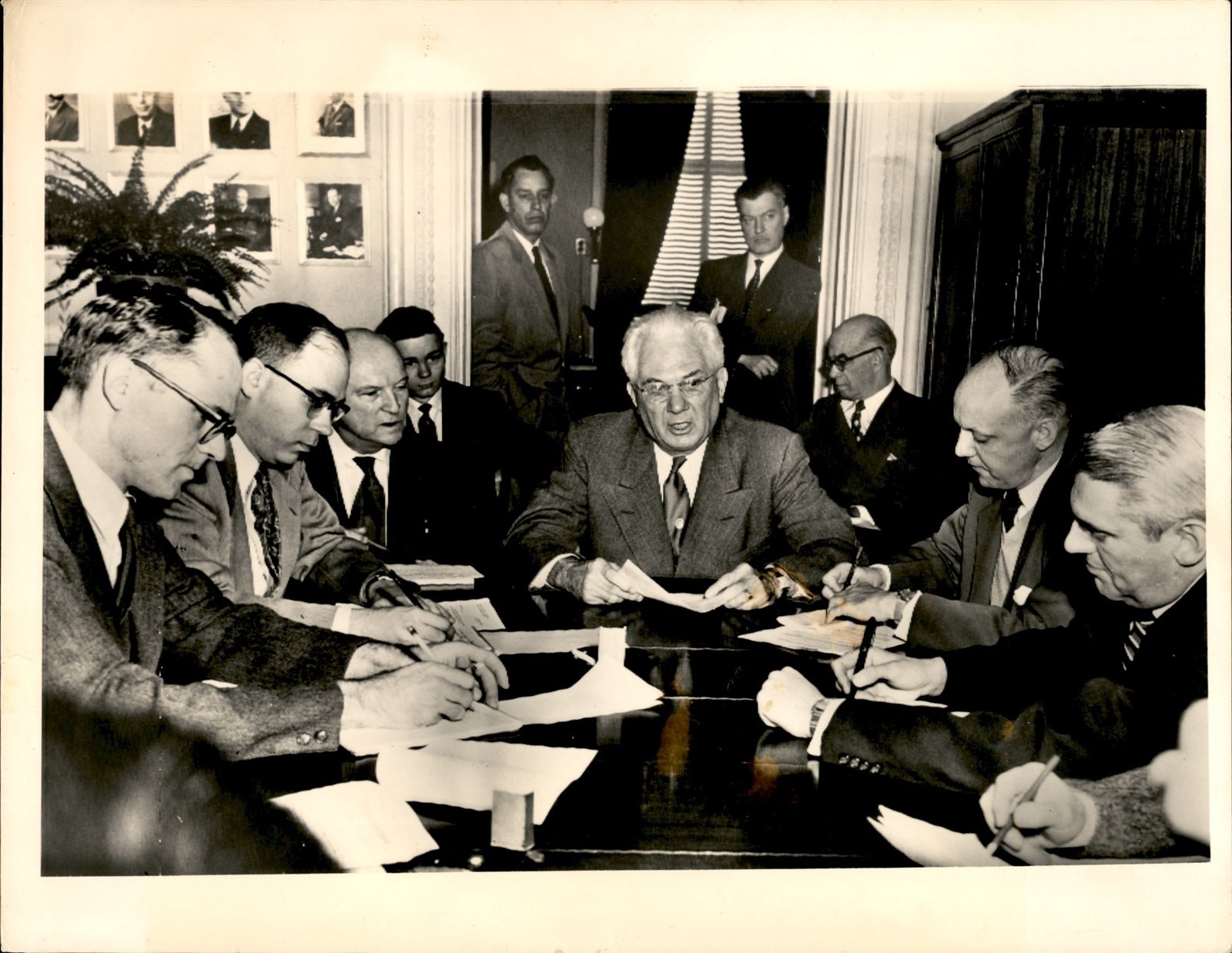 GA287 1954 Original Photo ANNOUNCES SEVEN-POINT \