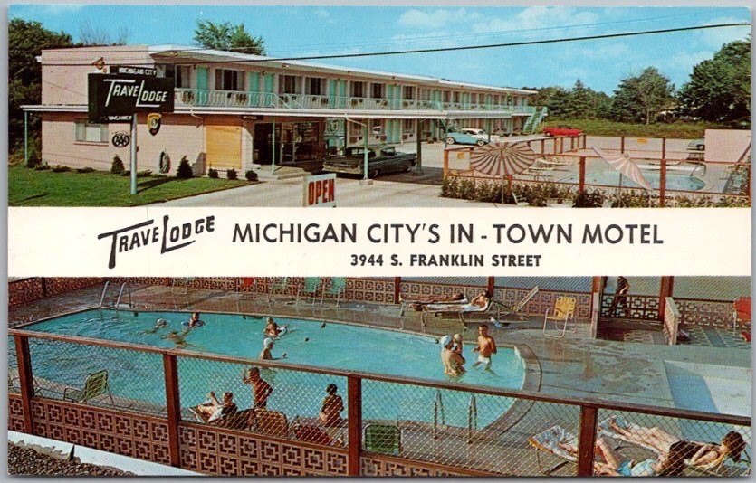 MICHIGAN CITY, Indiana Postcard TRAVELODGE MOTEL / Pool View - 1950s Cars