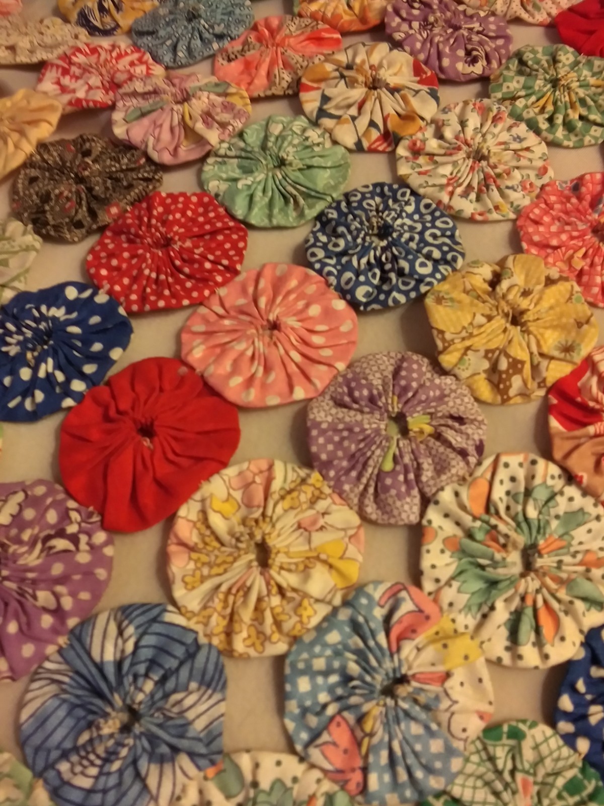 Antique Yo Yo Quilt 1940s Cloth Fabrics 78 X 60 No Flaws