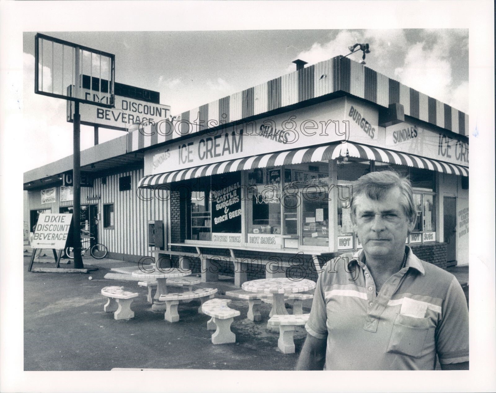 1991 Press Photo Cliff Yeazel in Front of His Ice Cream Restaurant Miami