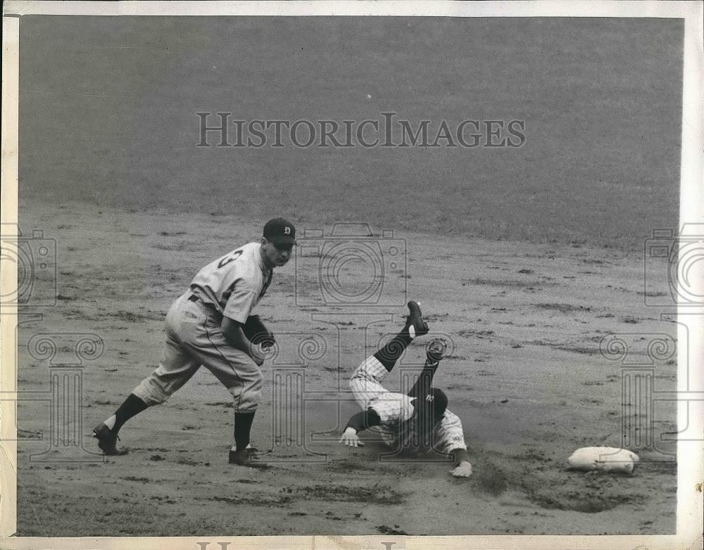 1943 Press Photo Tuck Stainback Out At 2nd On A Double Play at Yankee Stadium