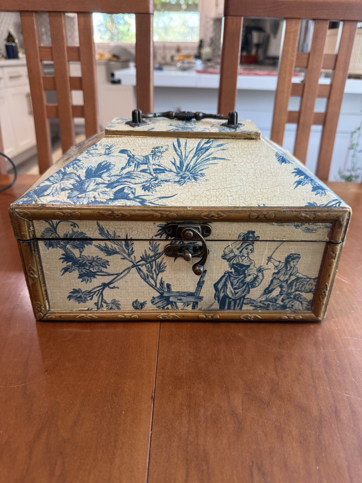 VINTAGE FRENCH TOILE PATTERN KEEPSAKE BOX W/ VELVET LINING