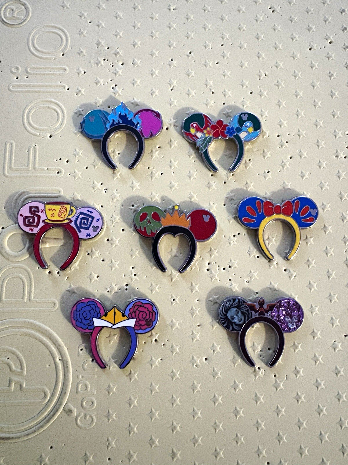 Disneyland hidden disney 2026 wave A complete set with super chaser.