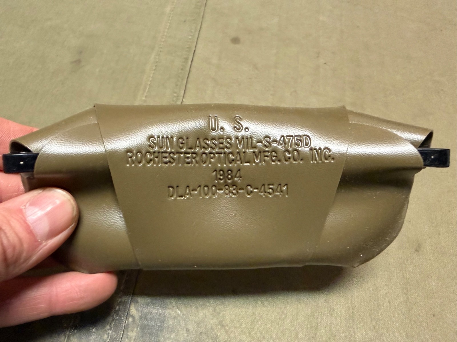 ORIGINAL POST VIETNAM WAR DESERT STORM US ARMY SUNGLASSES & CASE-NEW OLD STOCK