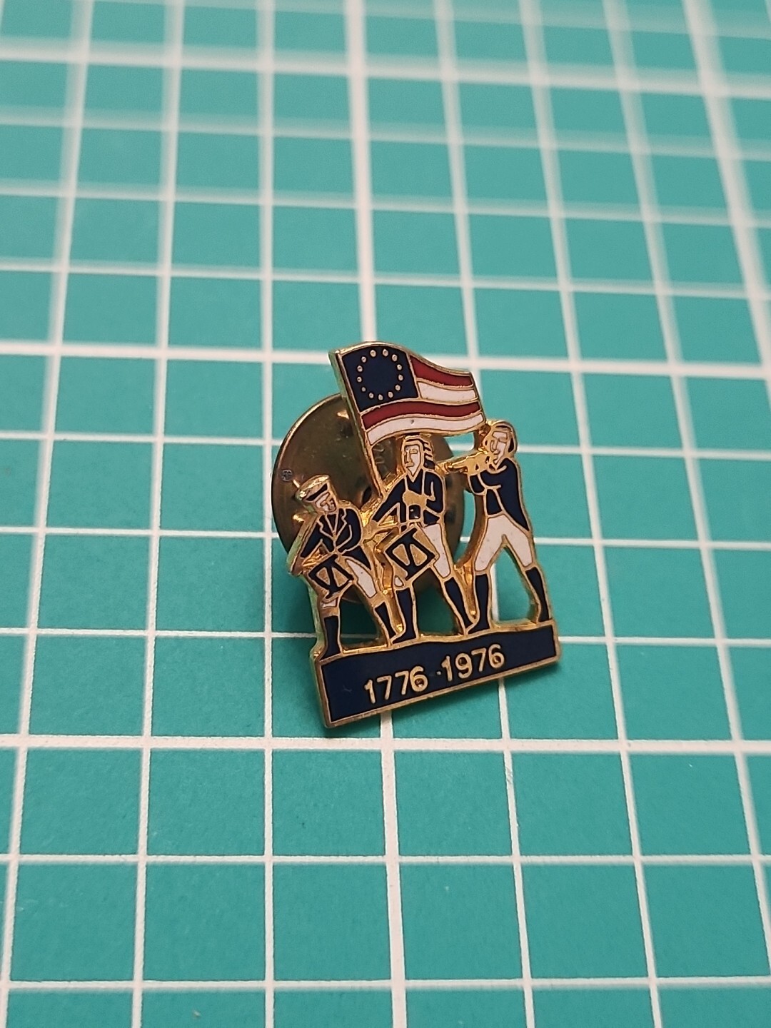 Vtg 1976 🇺🇸 Bicentennial Colonial Soldiers Gold Tone Lapel Pin 