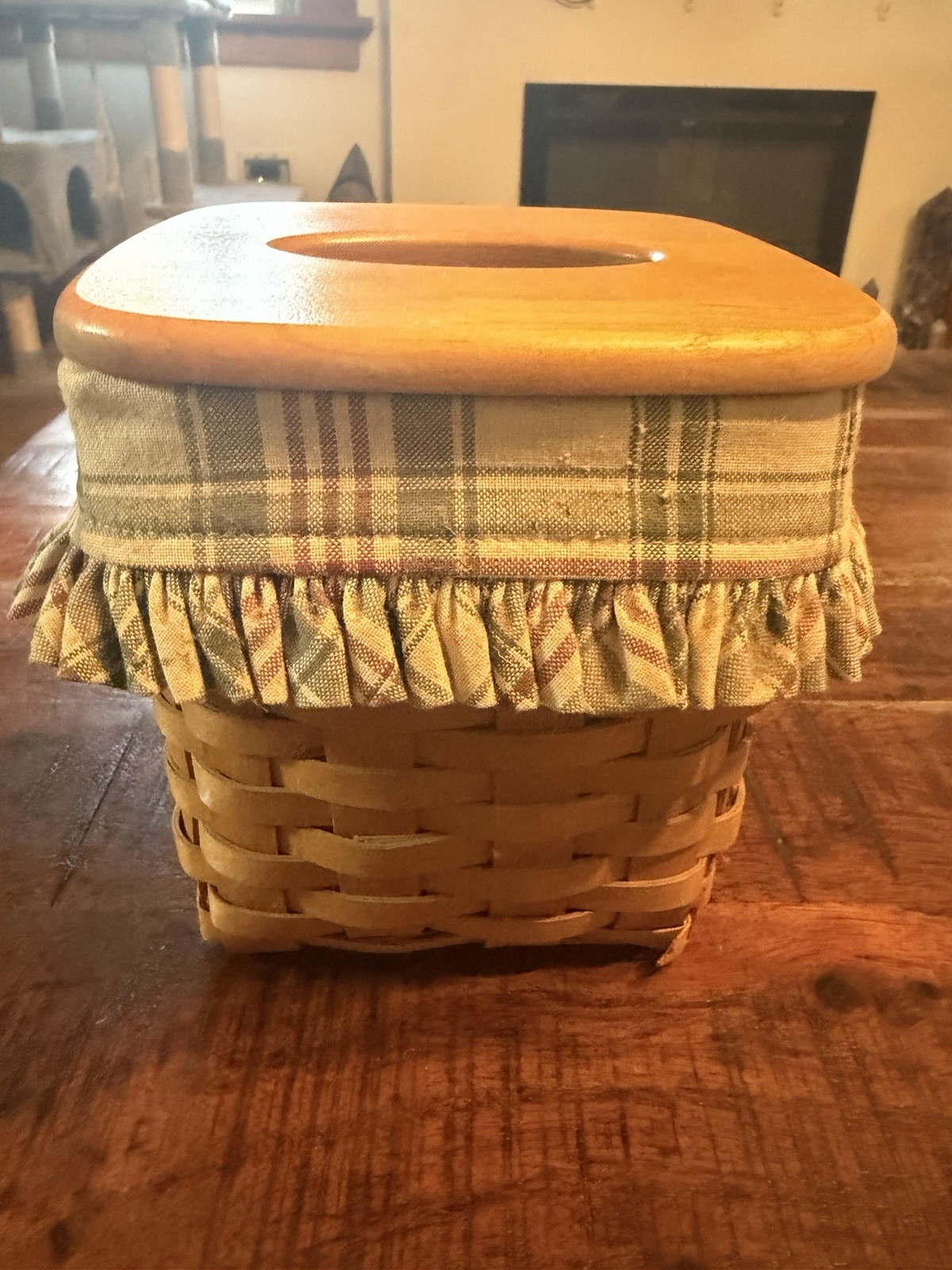 1997 Longaberger Handwoven Tissue Basket Woodcrafts Plaid Liner Lid