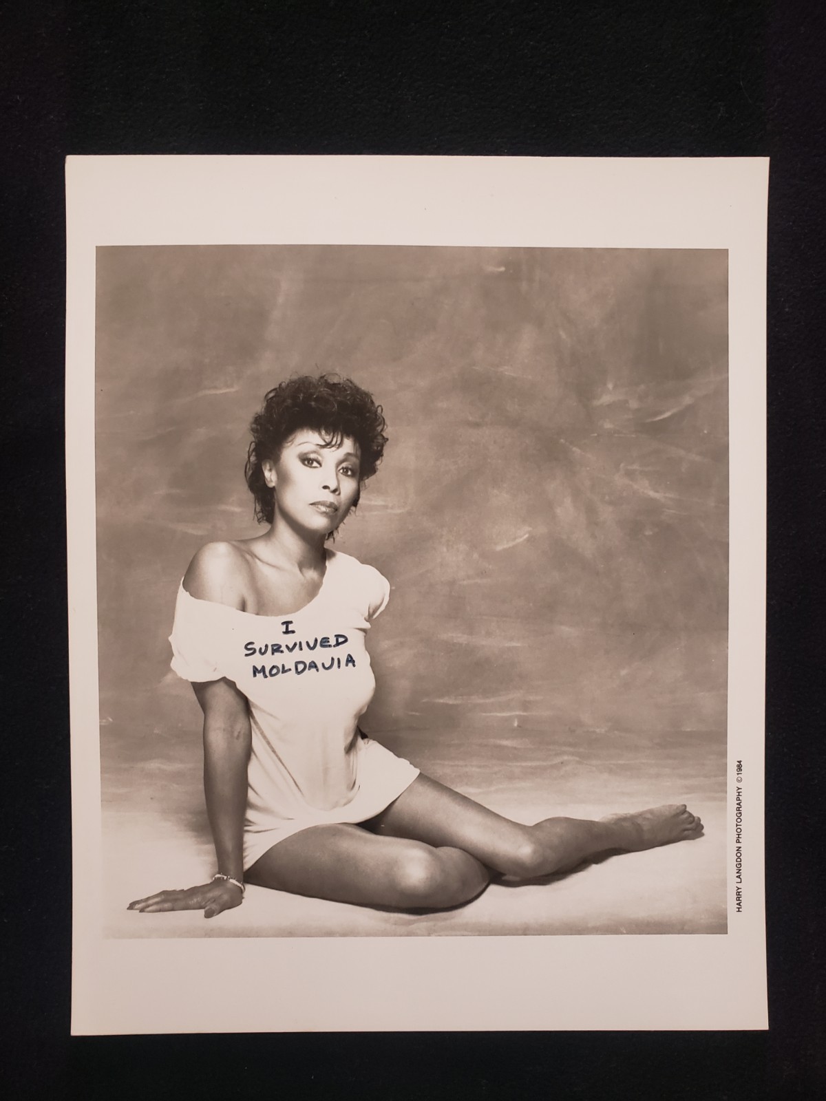 1984 Press Photo Diahann Carroll Dynasty Era T-shirt Bare Feet By Harry Langdon 
