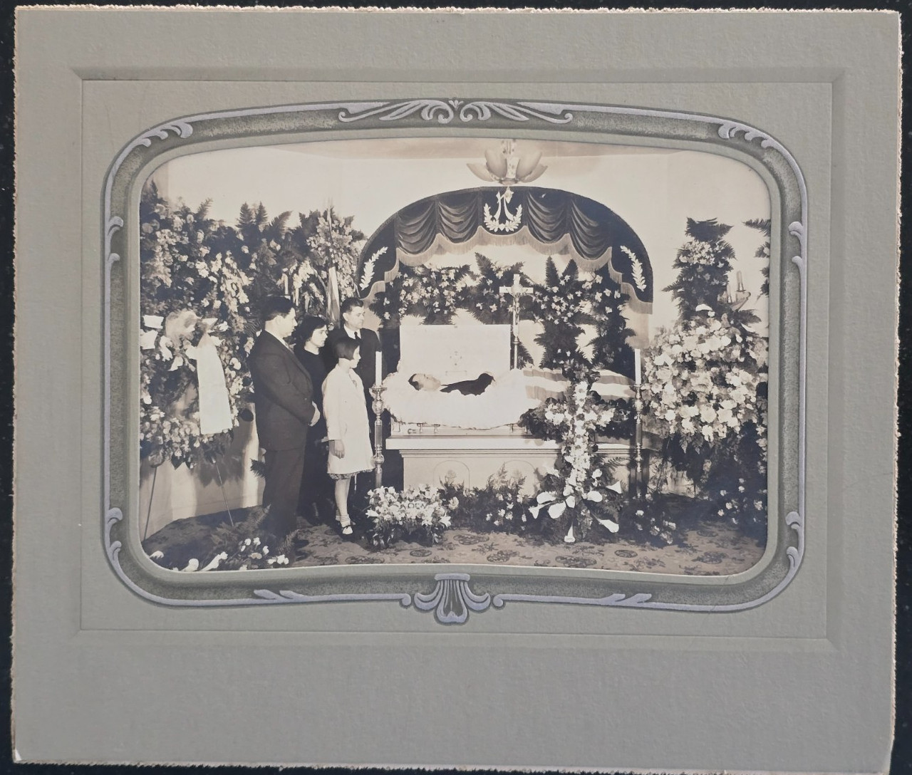 VTG  1920\'s Cabinet Card Photo, Post Mortem, Mourning Family, Open Coffin