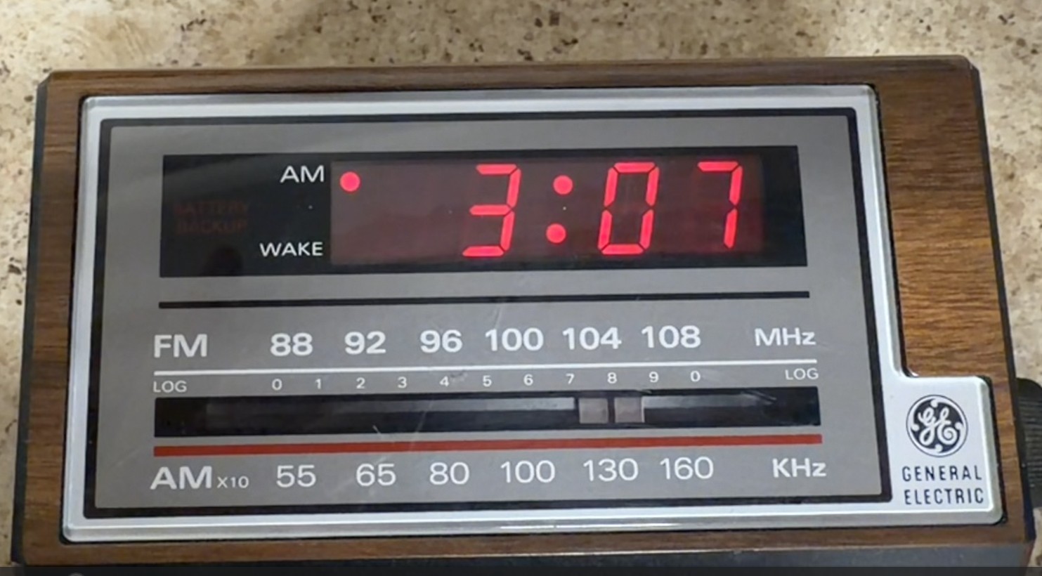 General Electric Vintage Model 7-4601A AM-FM Radio Alarm Clock Tested GE