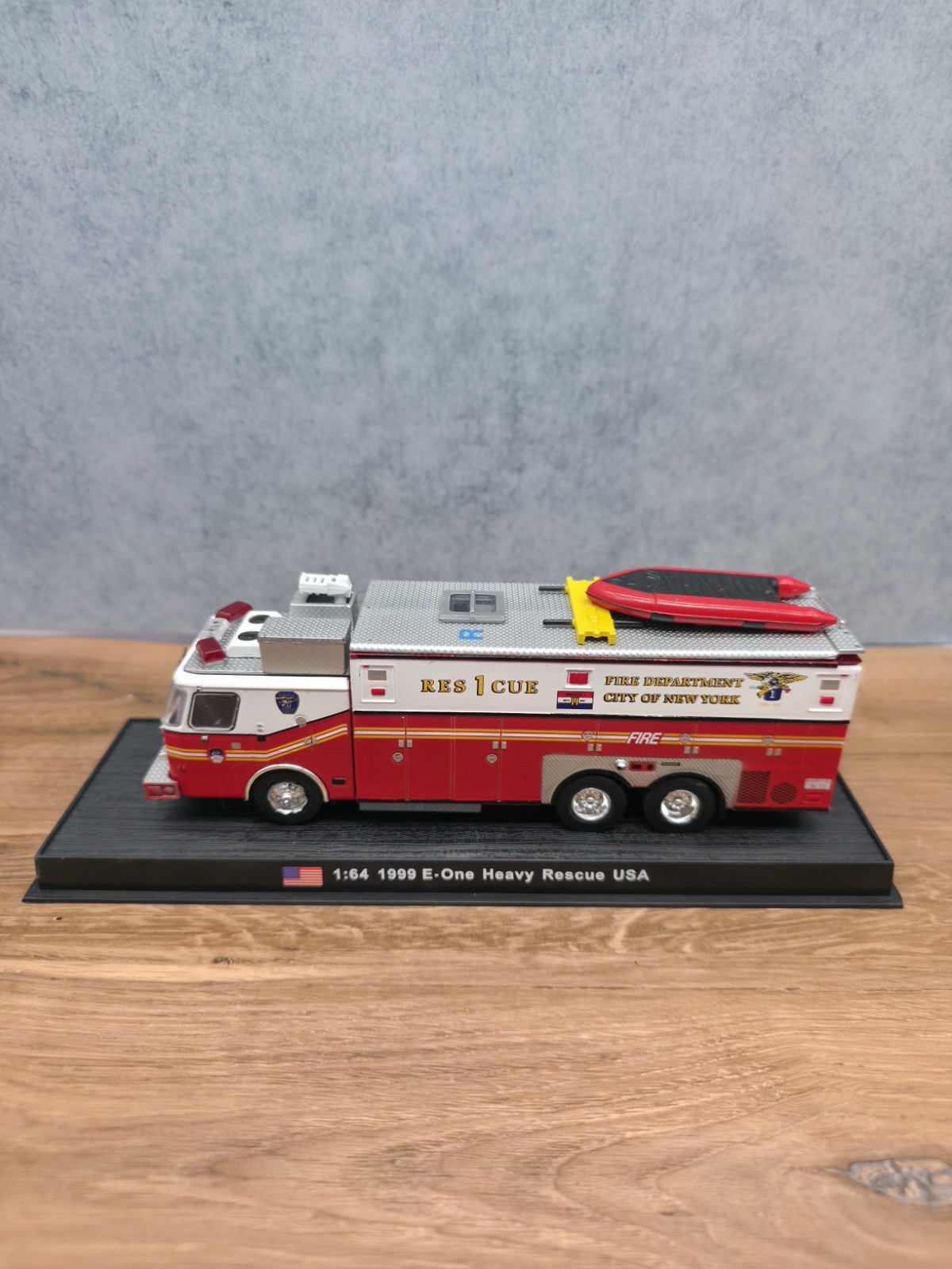 E-One 1:64 1999 Heavy Rescue USA FDNY Rescue Co. 1 Firefighting Model
