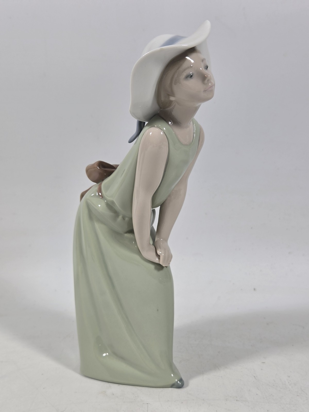 Lladro Porcelain Figurine #5009 Curious Girl W/ Straw Hat 9\