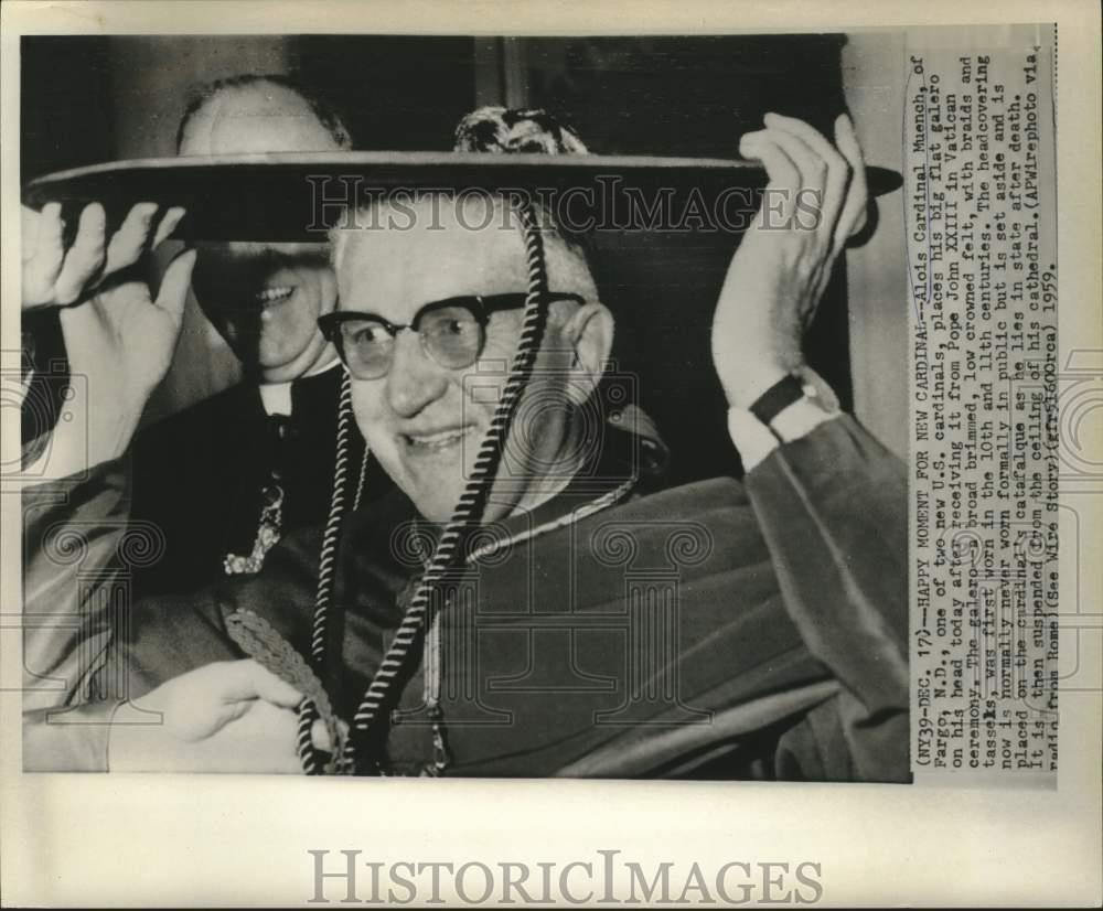 1959 Press Photo Alois Cardinal Muench places his big flat galero on his head.