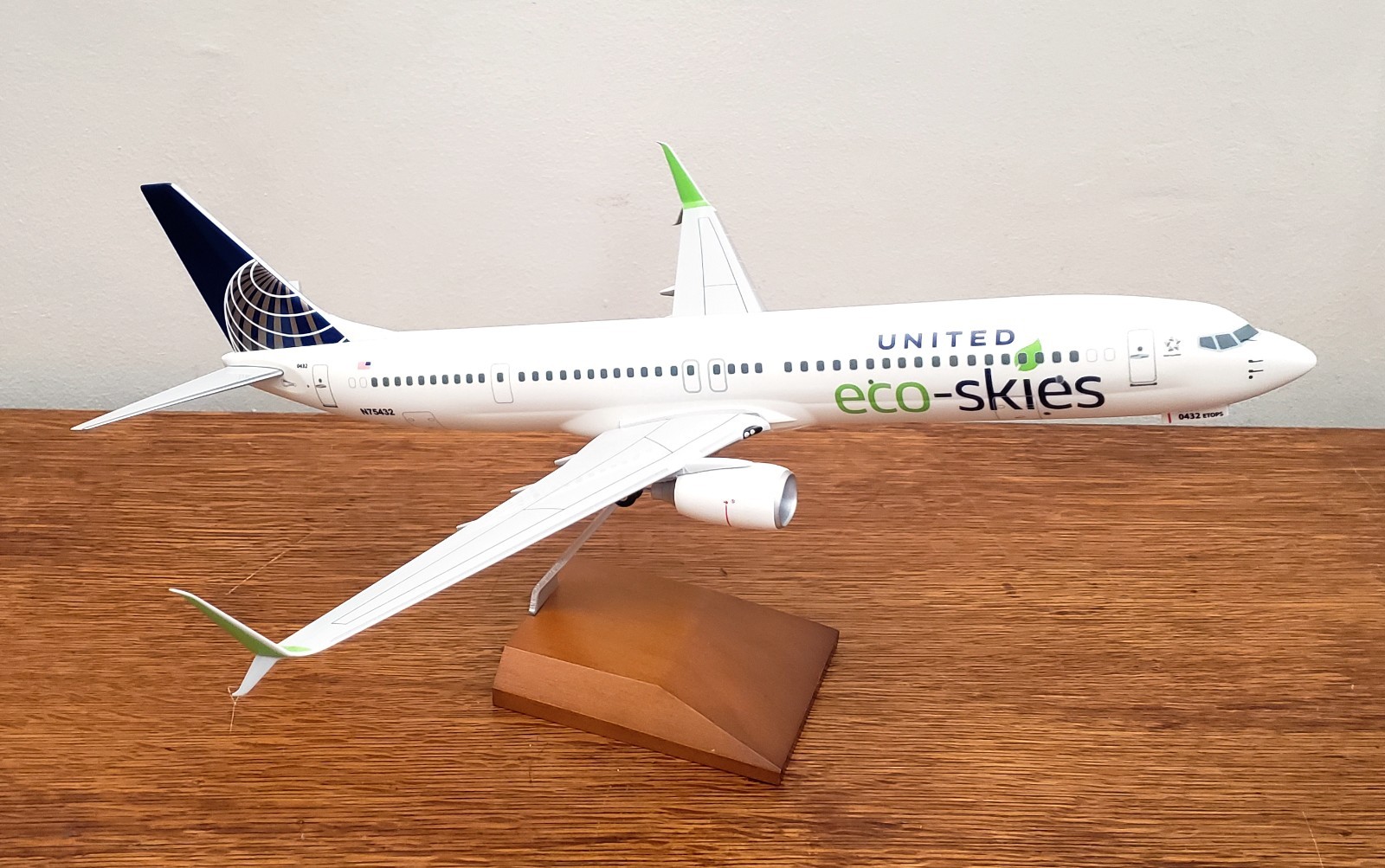SkyMarks United Airlines Boeing 737-900ER Eco-Skies 1/100 Model SKR8247