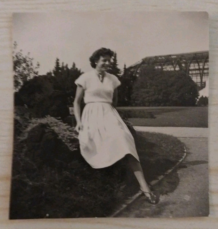 VINTAGE PHOTOGRAPH 1950s YOUNG WOMAN WHITE FASHION DRESS SNAPSHOT OUTDOOR  PHOTO