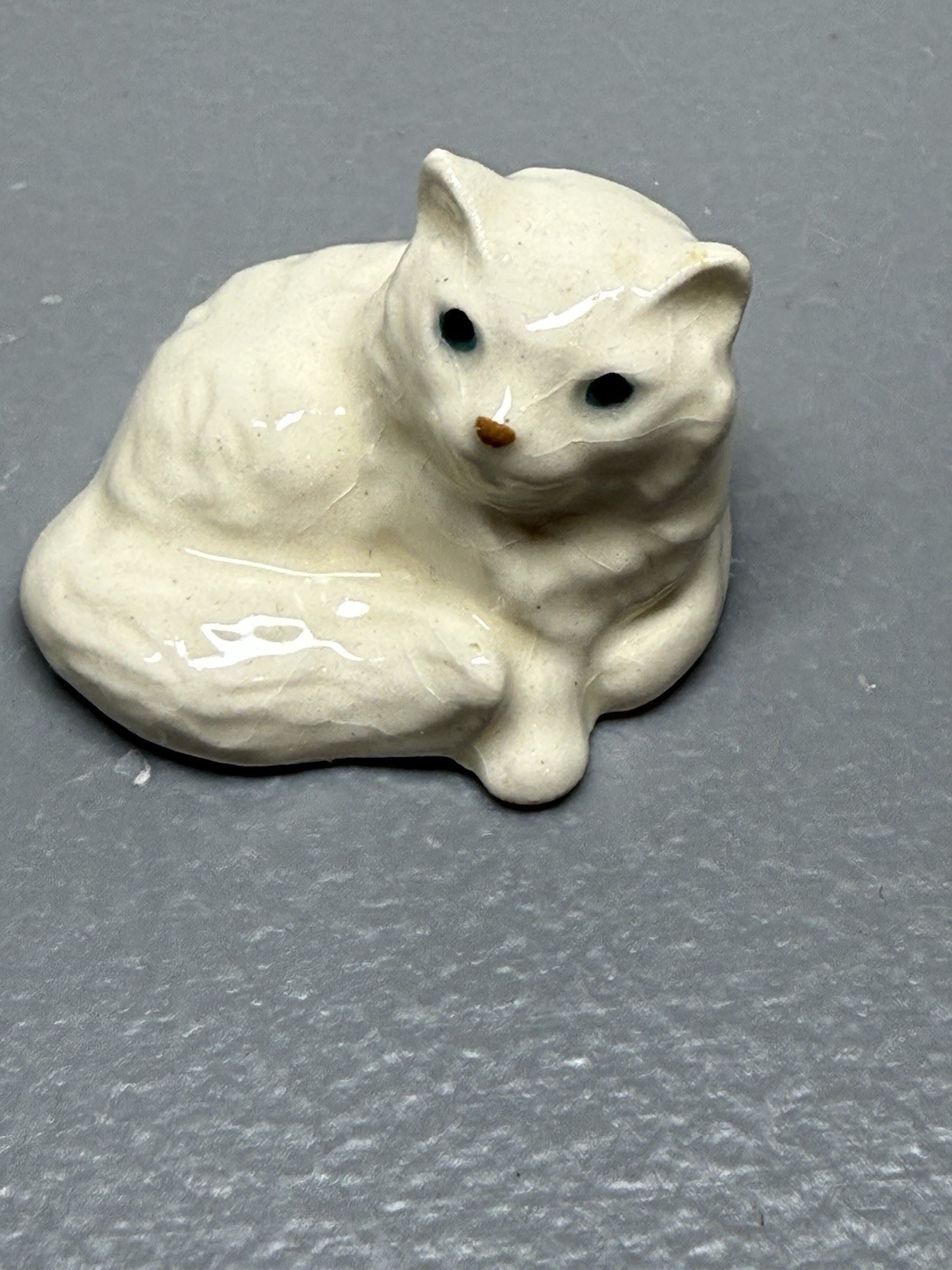 vintage Hagen-Renaker White Persian Cat miniature porcelain figurine Blue Eyes