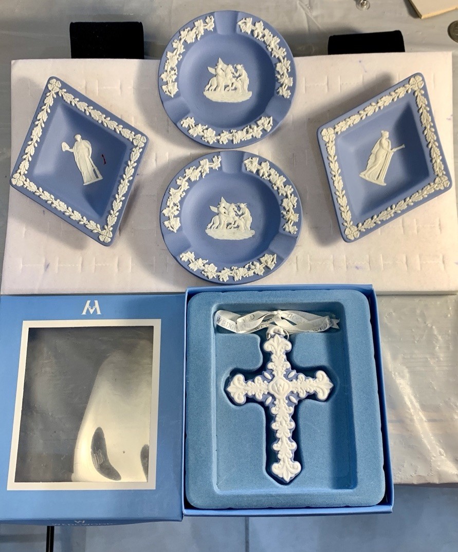 LARGE WEDGEWOOD LOT. 5 ITEMS Lot# A54