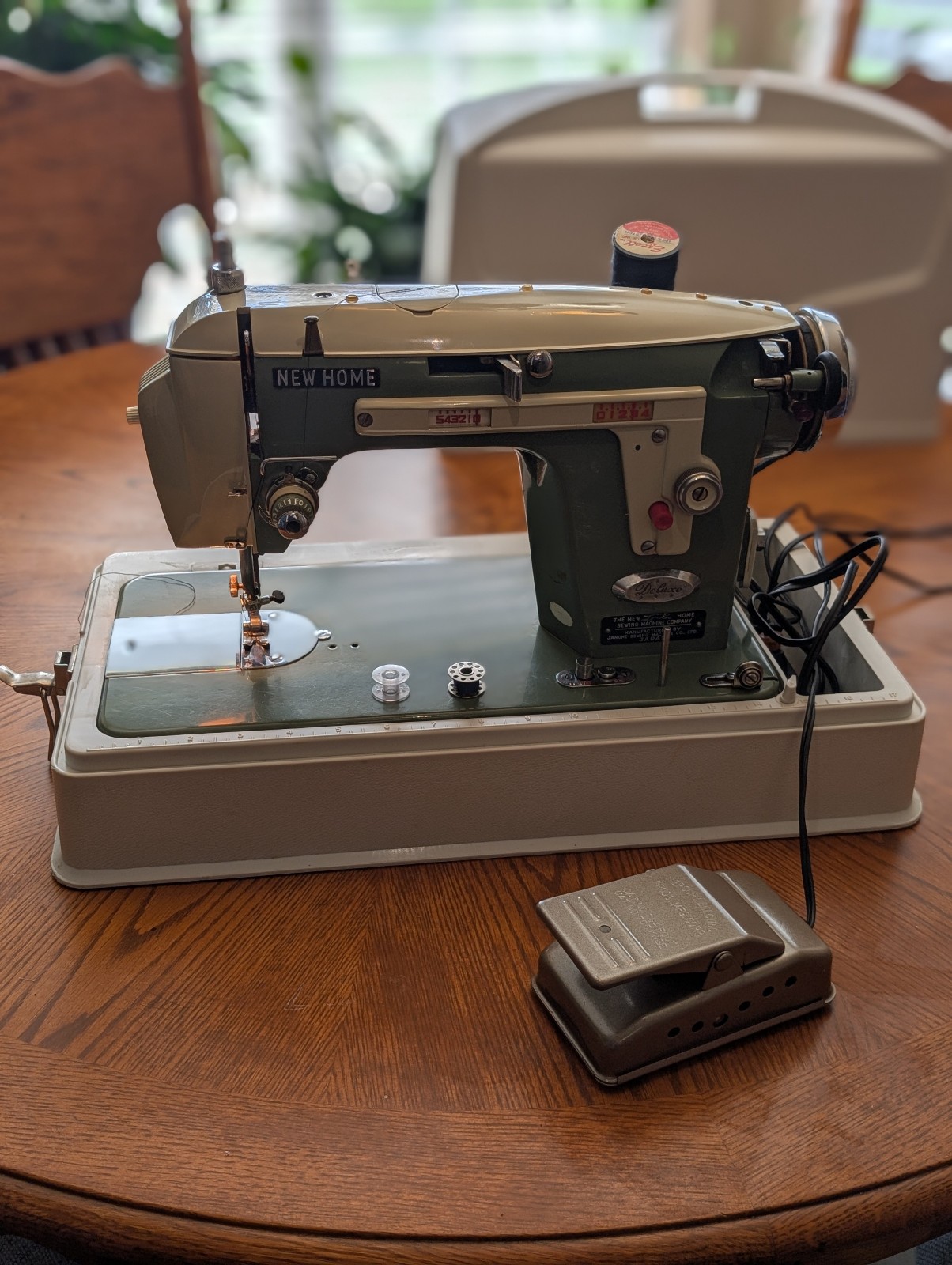 WORKING W/ VIDEO Vintage New Home Sewing Machine Model 534 WITH CASE AND PEDAL