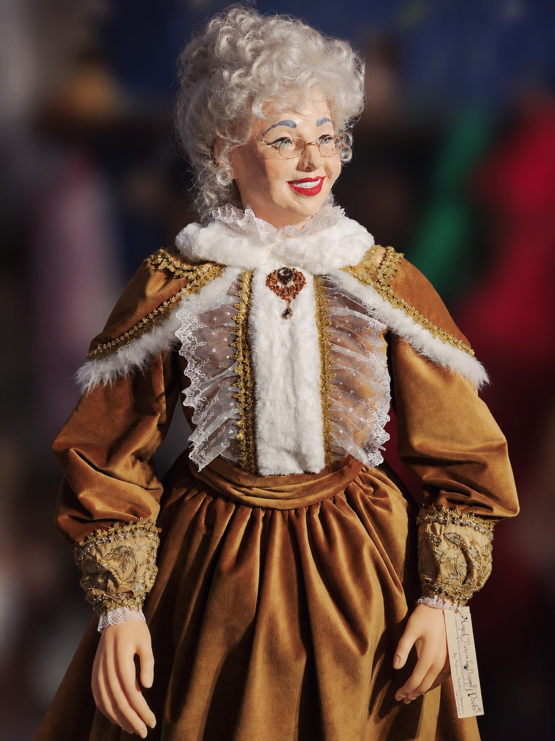 LIFE SIZE MRS  CLAUS