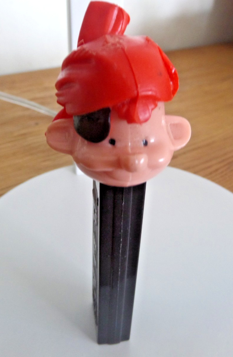 PEZ Pal Vintage Pirate Red Bandana No Feet Yellow insert Black Stem 3.9 Austria