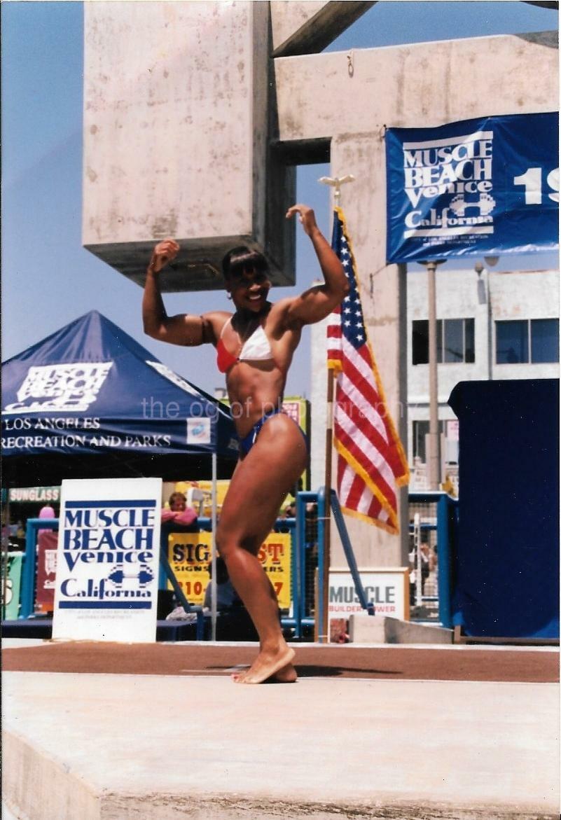 MUSCLE WOMAN Bikini Girl COLOR FOUND PHOTO Venice Beach California 04 42 T