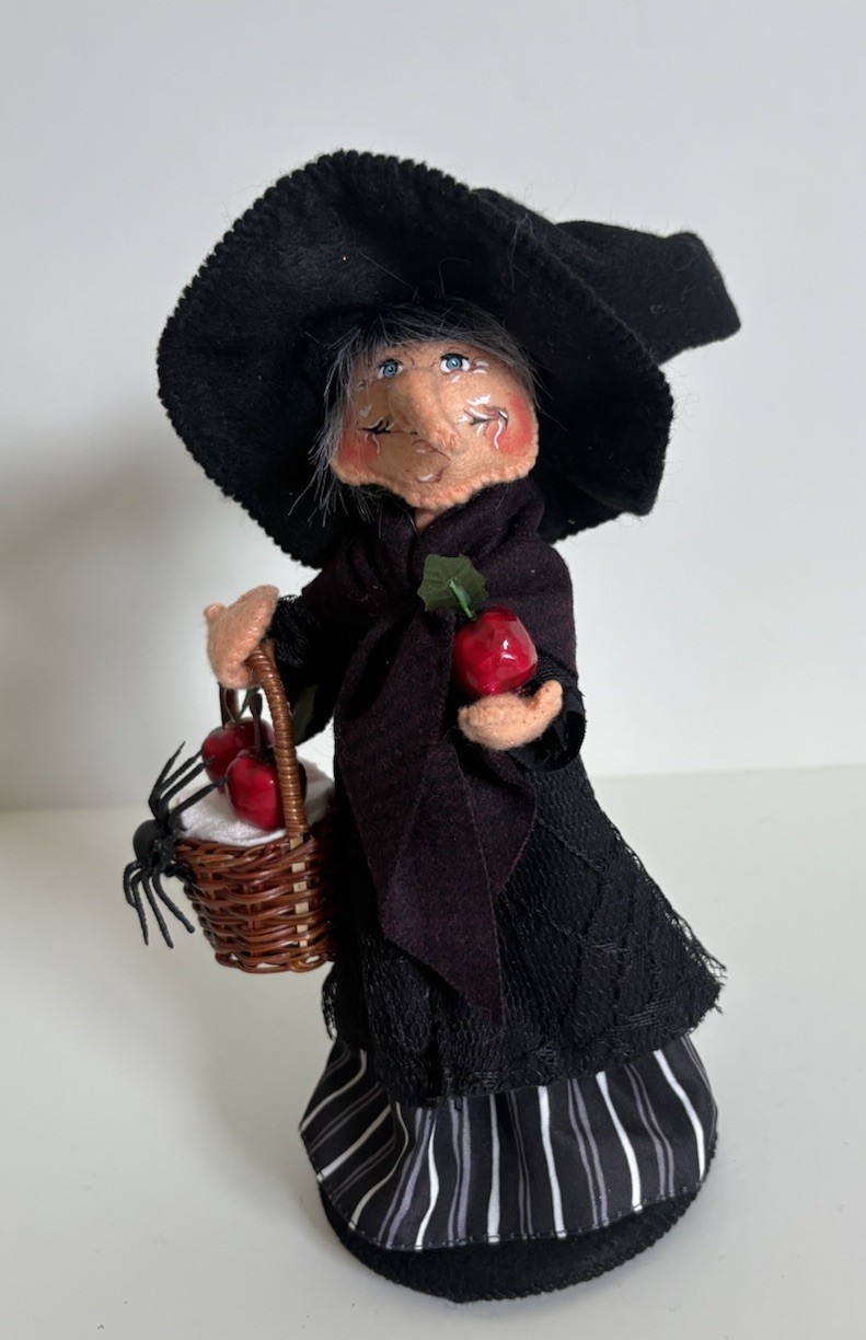 2016 Annalee Halloween 9” Hag Witch With Basket Of Apples And Spider New