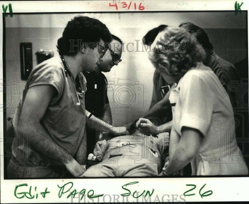 1981 Press Photo Charity emergency medical personnel attend to a patient