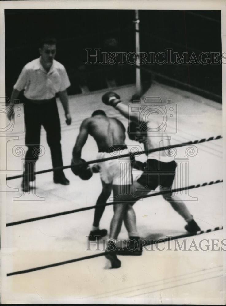 1936 Press Photo Abner Powells vs Nate Wright in Golden Gloves boxing in NYC