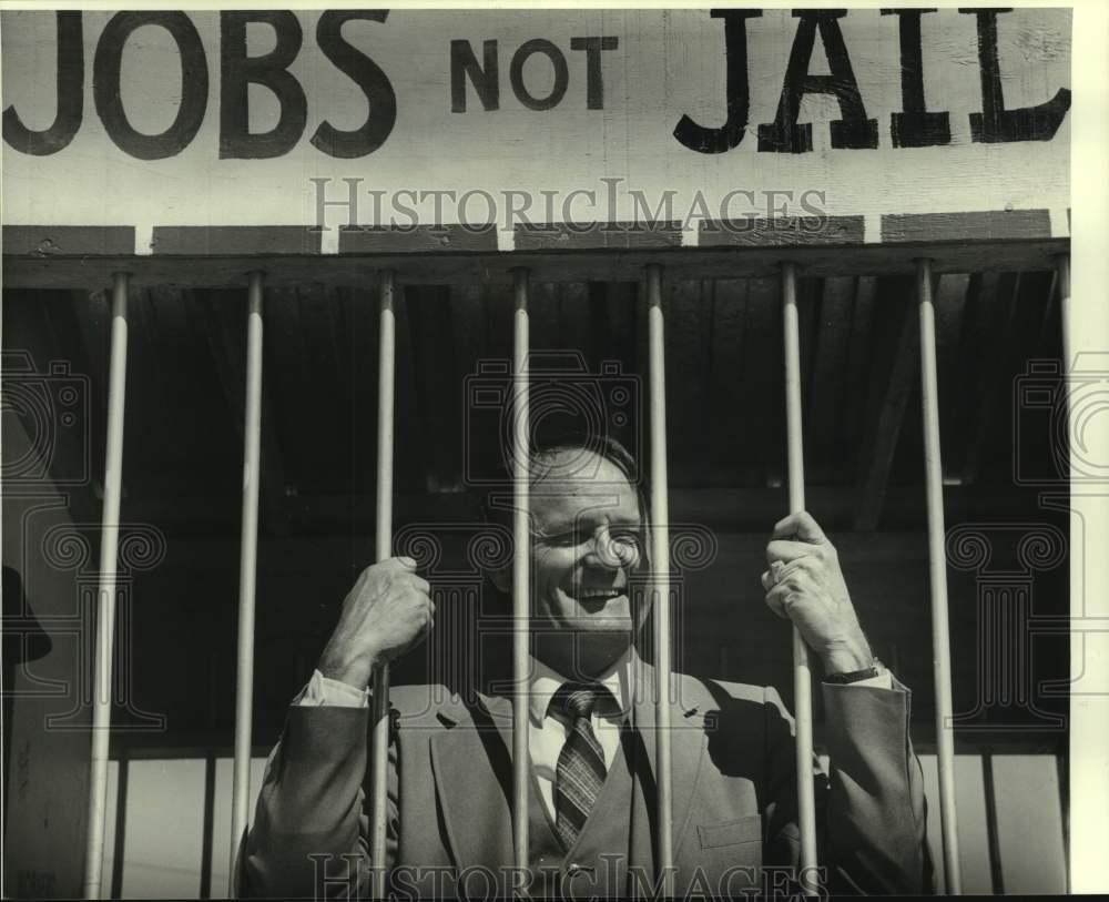 1979 Press Photo L. D. Knox behind bars with quote of \
