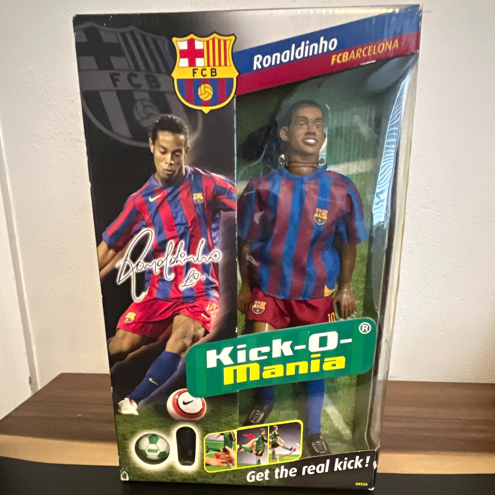 Kick-O-Mania Ronaldinho FC Barcelona Figure Unopened + Accessory Revell