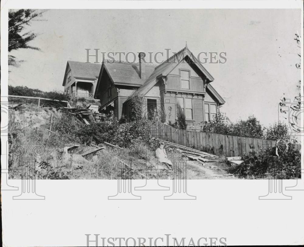 1886 Press Photo Mrs. A.A. Booth sits in front of the Parke house in Seattle