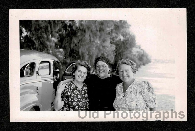 3 HAPPY WOMEN GIRLFRIENDS CAR INDIO CALIFORNIA OLD/VINTAGE PHOTO- H994