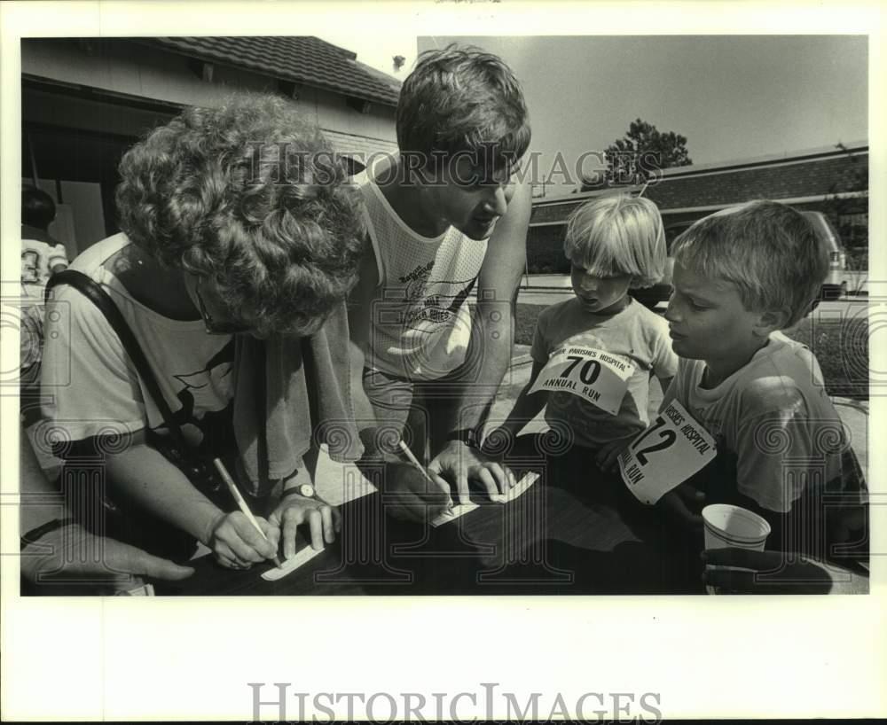 1988 Press Photo River Parishes Hospital Fun Run - Jan, Ken Woodward and Kids