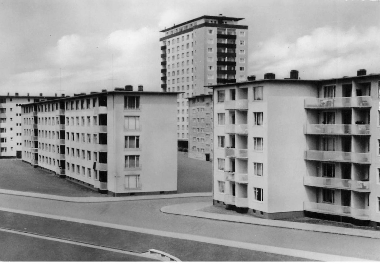 GERMANY AD#MK079 BREMERHAVEN MIITE RAMPENSTRABE WITH VIEW OF THE SKYSCRAPER