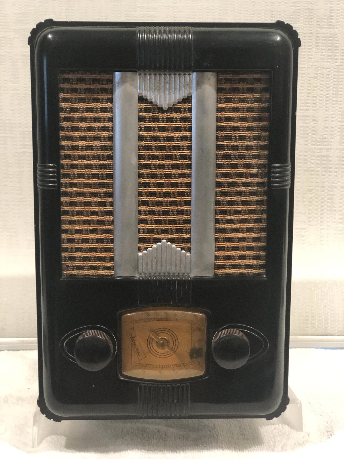 BEAUTIFUL AND WORKING 1937 ADMIRAL MODEL 985-6Y RADIO RECEIVER WITH METAL GRILLE