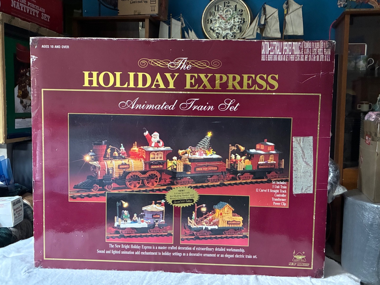 THE HOLIDAY EXPRESS ANIMATED CHRISTMAS TRAIN SET   ELECTRIC TRAIN.