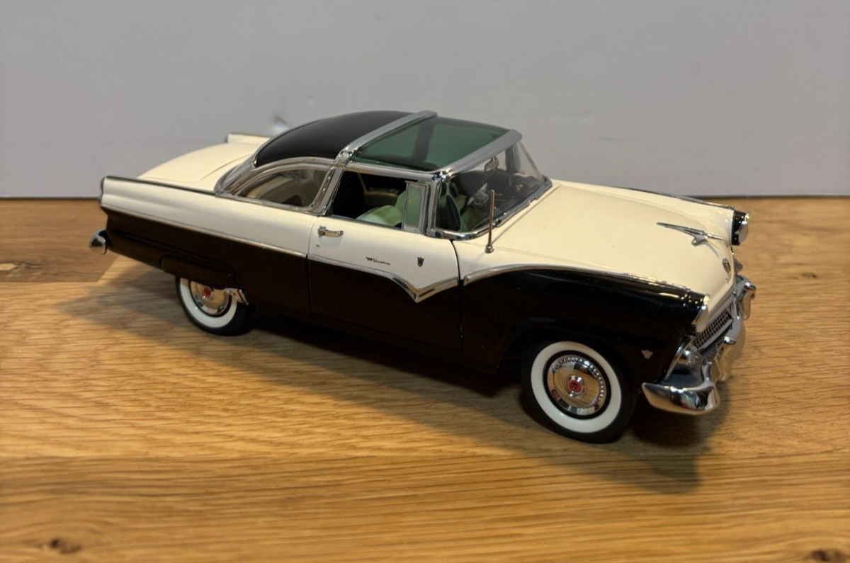 Danbury Mint 1:24 1955 Ford Fairlane Crown Victoria Diecast Model Car #SP10
