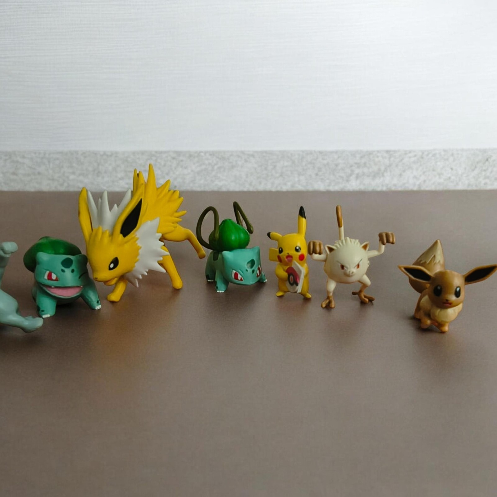 Pokémon Mixed Lot Mini Figures 7-Pack Bulbasaur Pikachu Eevee Jolteon Meowth