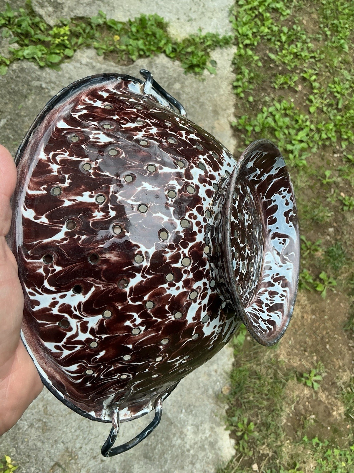 GORGEOUS CHOCOLATE BROWN SWIRL OLD MINT STRAINER GRANITEWARE ENAMELWARE ANTIQUE