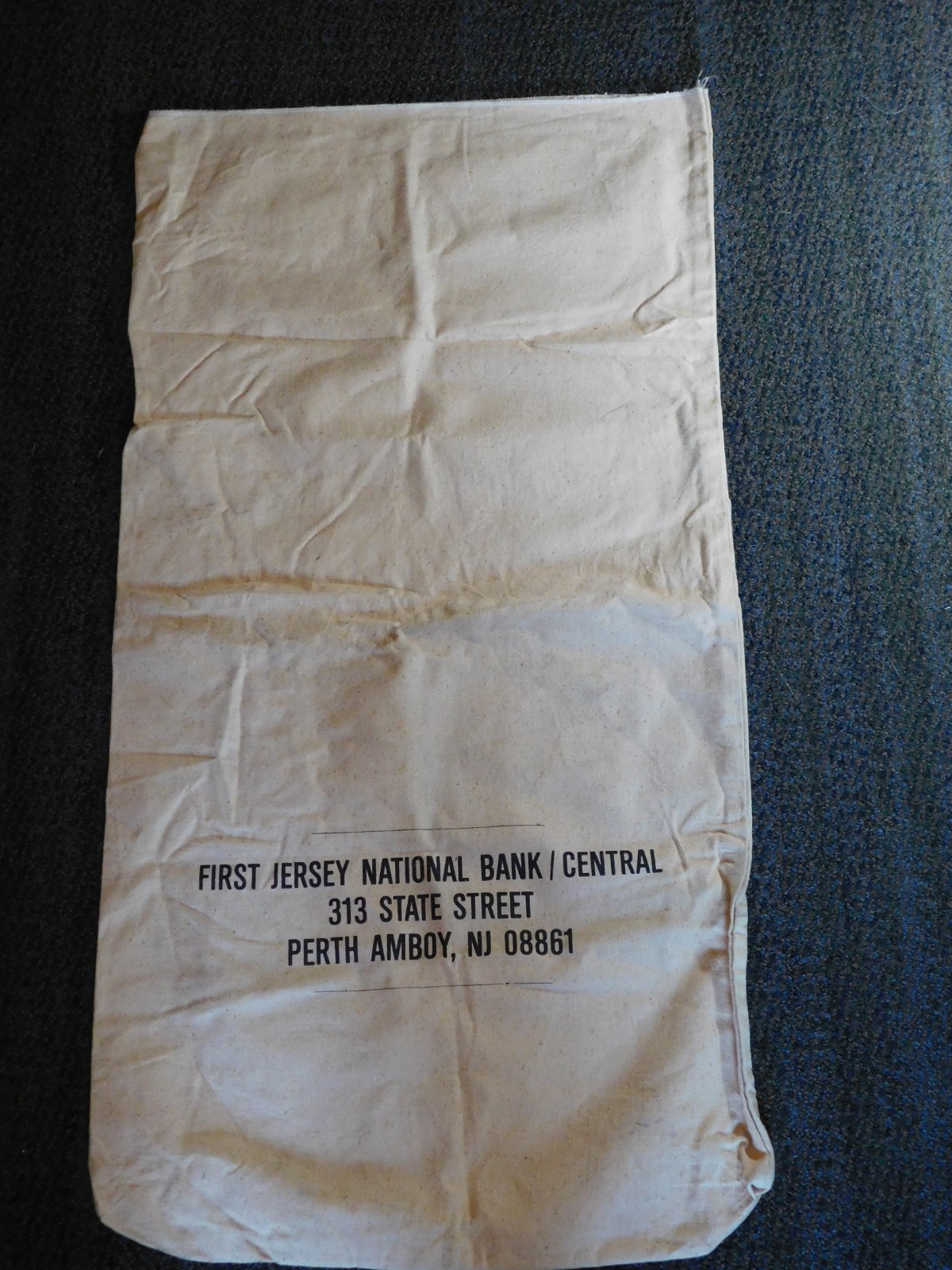VINTAGE  LARGE BANK BAG 38\
