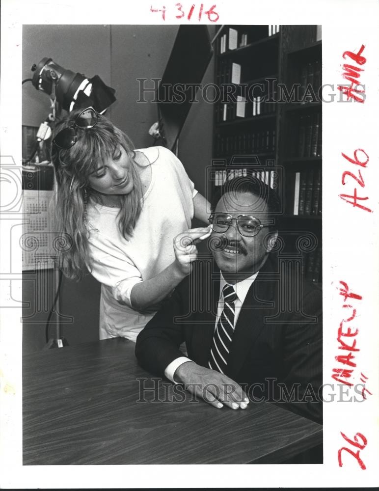 1985 Press Photo Councilman Lambert Bossiere prepares for TV commercial